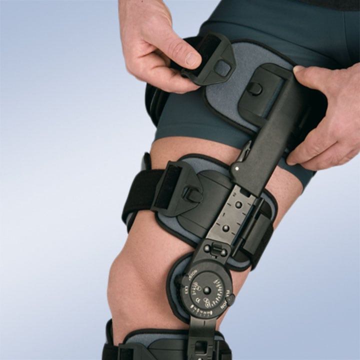 ADJUSTABLE KNEE ORTHOSIS WITH LOCK SYSTEM