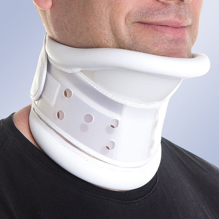 SEMI-RIGID COLLAR WITH CHIN SUPPORT (ADJUSTABLE)