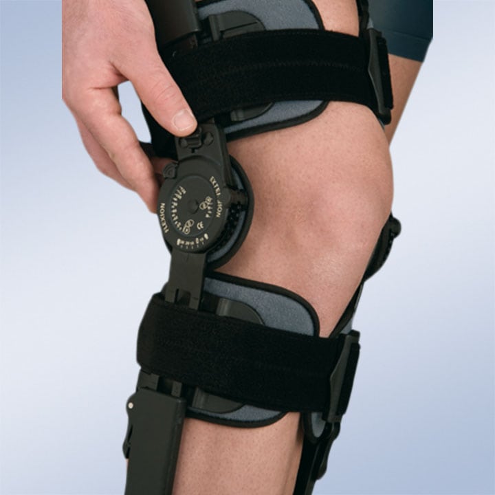 ADJUSTABLE KNEE ORTHOSIS WITH LOCK SYSTEM