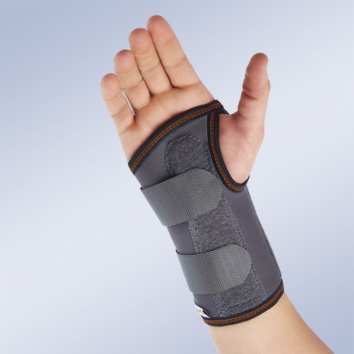SEMI-RIGID IMMOBILISING WRIST SUPPORT WITH PALMAR SPLINT