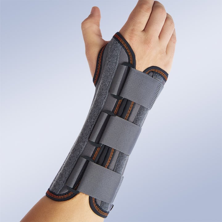 SEMI-RIGID IMMOBILISING WRIST SUPPORT WITH PALMAR SPLINT